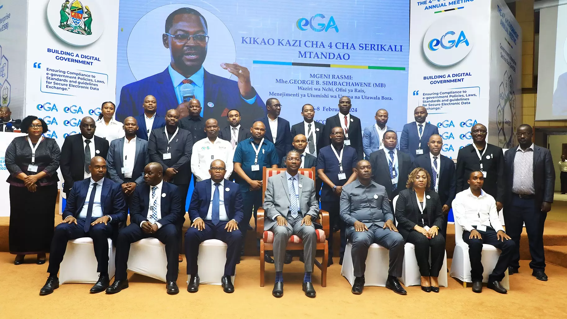 Mgeni Rasmi Mhe. George Simbachawene Waziri Wa Nchi, Ofisi Ya Rais, Menejimenti Ya Utumishi Wa Umma Na Utawala Bora Akiwa katika picha za pamoja na makundi maalum wakati wa Kikao Kazi Cha 4 C