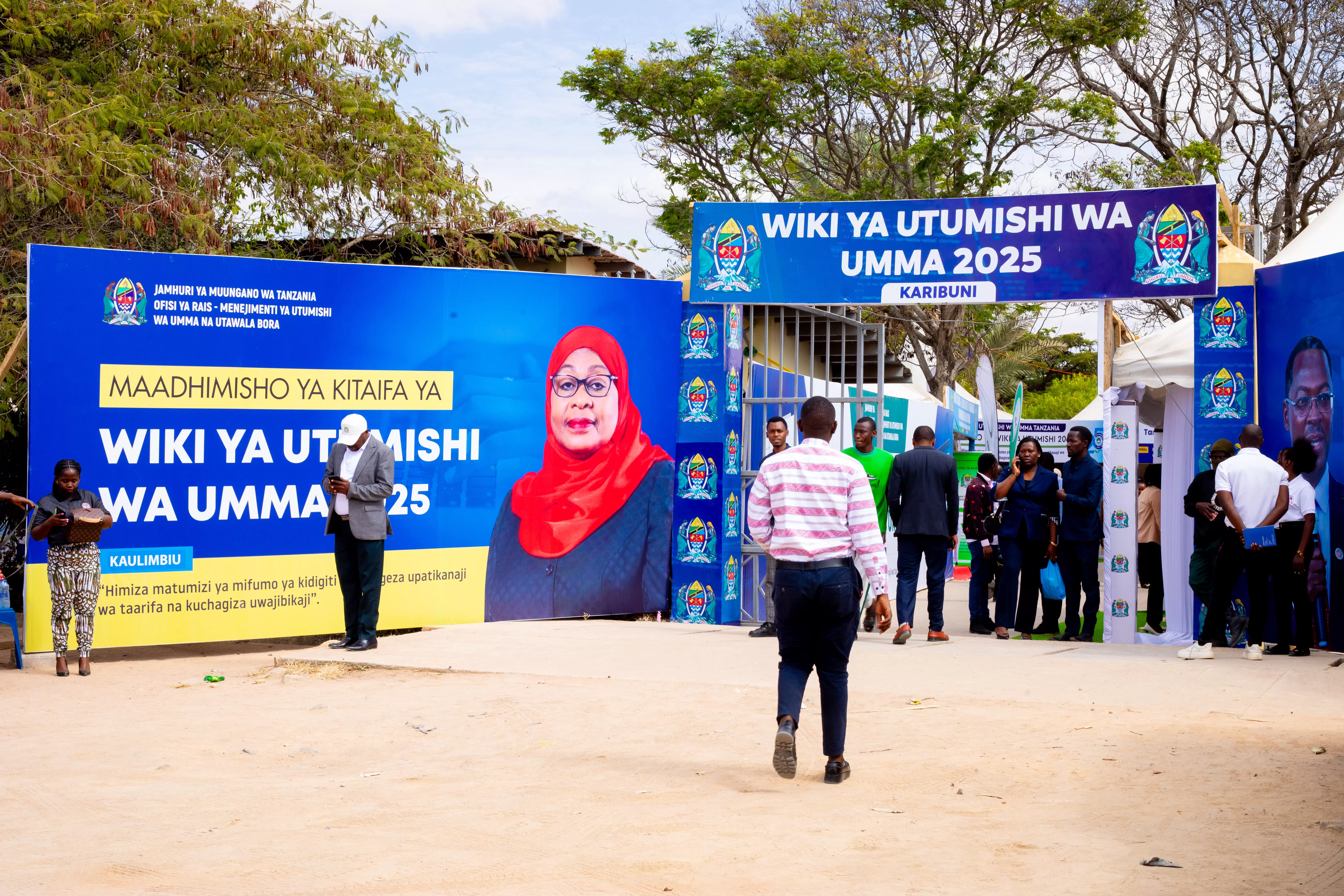 Waziri Mhe.Simbachawene atembelea banda la e-GA katika Maadhimisho ya Wiki ya Utumishi wa Umma
