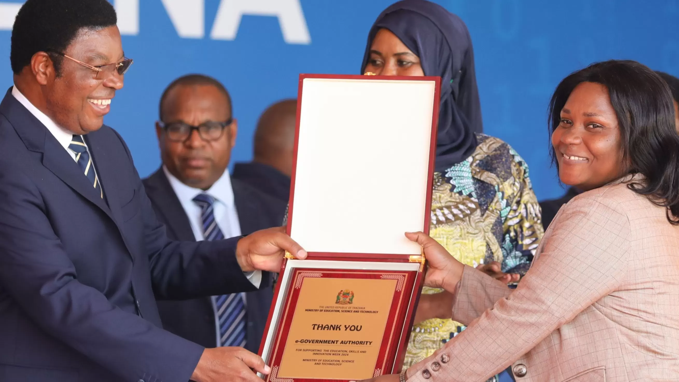 WAZIRI MKUU AKABIDHI e-GA CHETI CHA SHUKRANI UDHAMINI WIKI YA ELIMU,UJUZI NA UBUNIFU 2024